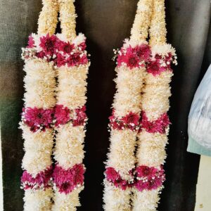 light purple and white chrysthemum haar with baby breath