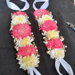 pink and white daisy kanagan with baby breath